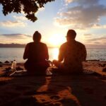 静かな浜辺で夕日を眺める、完全貸切ツアーの雰囲気