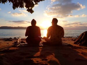 静かな浜辺で夕日を眺める、完全貸切ツアーの雰囲気